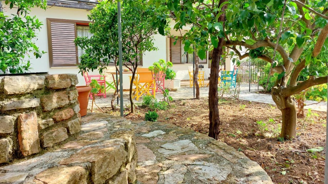 Lourantos Studios & Apartments バティ エクステリア 写真